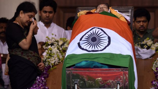 ஜெயலலிதாவின் இறுதி அஞ்சலியில் அவரது தோழியான சசிகலா