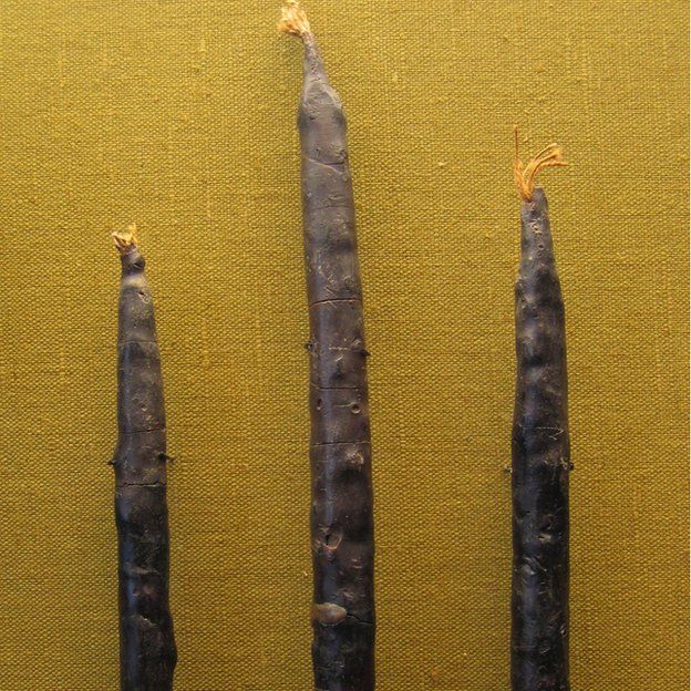 Estas 3 velas de cera de panal de abejas encontradas en Alemania datan del siglo VI o principios del VII y son las más antiguas que hay al norte de los Alpes. Este tipo de velas eran costosas.