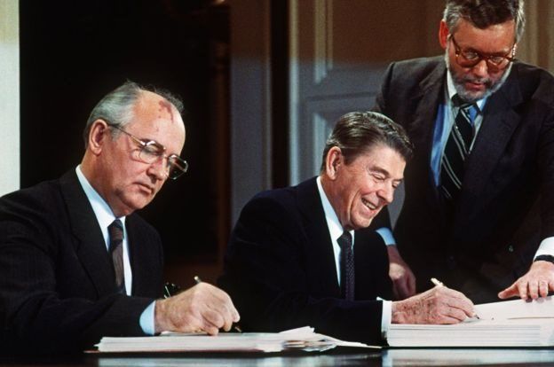 1987年戈爾巴喬夫和當時的美國總統里根簽署了一項關鍵的核裁軍條約