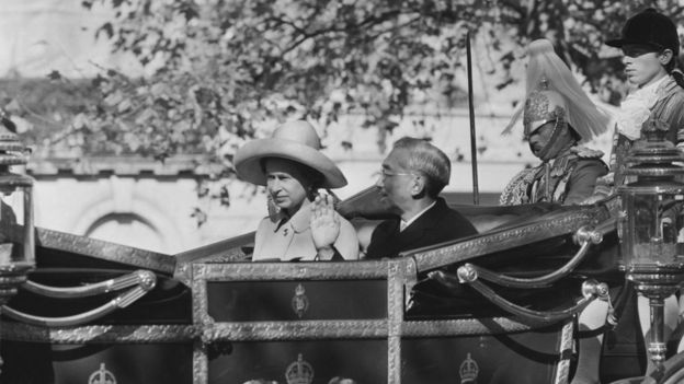 La reina Isabel II y el emperador Hirohito.