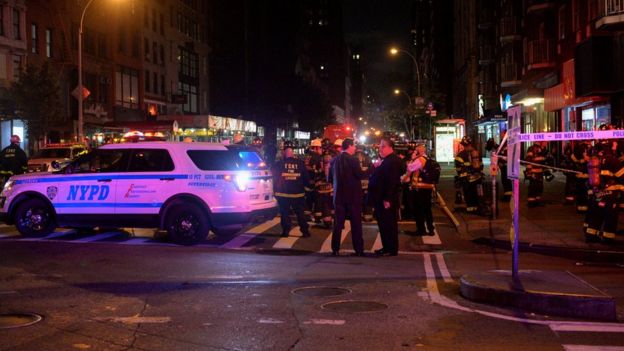 Funcionarios de la policía y de los bomberos de Nueva York acordonan la zona.