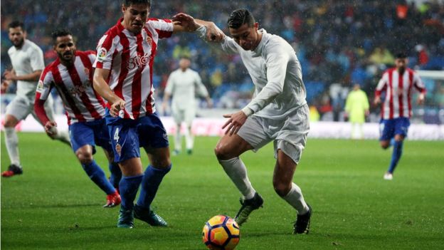 رونالدو يتربع على قمة هدافي الدوري الإسباني لكرة القدم بهدفين في مرمى سبورتينغ خيخون