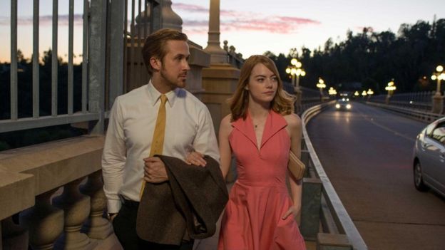 Filmde Emma Stone ile Ryan Gosling arasında çok iyi bir uyum göze çarpıyor.