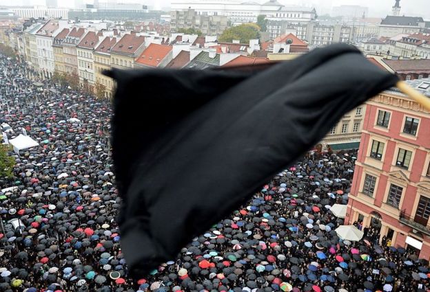 Miles de mujeres protestan en Varsovia contra la iniciativa para prohibir del todo el aborto en Polonia.