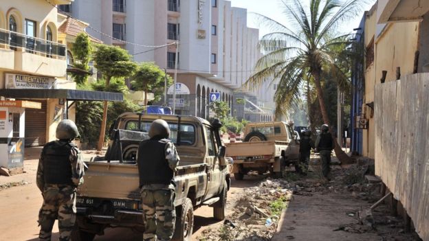 Malian troops take position outside the Radisson Blu hotel in Bamako on November 20, 2015.