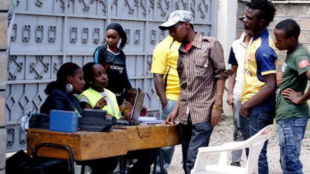 Baadhi ya wanaume wakisajiliwa kama wapiga kura nchini Kenya kufuatia kuanzishwa kwa shughuli hiyo siku ya Jumatatu