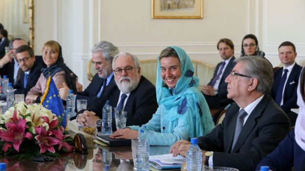 Avrupa Birliği Dışişleri ve Güvenlik Politikaları Yüksek Temsilcisi Federica Mogherini de geçen yıl İran'a yaptığı resmi ziyarette başörtüsü takmıştı