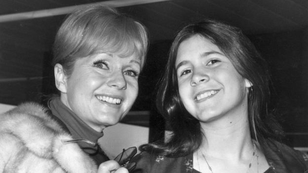 Debbie Reynolds (left) with her daughter Carrie Fisher in 1972