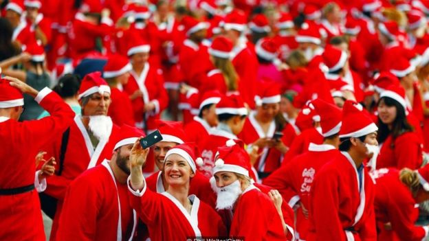 参与新西兰 Great Kids Can Santa Run 的人会受到贫穷的影响而装扮成惠泽孩子们的圣诞老人
