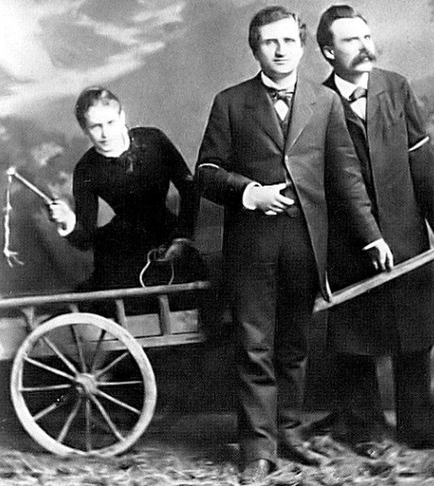 Lou, con látigo en mano, Nietzsche y su amigo filósofo Paul Ree.