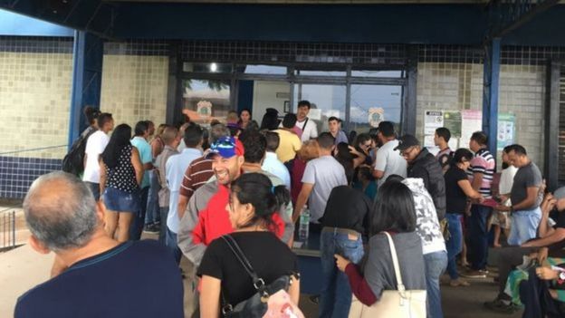 Fila de pessoas na imigração