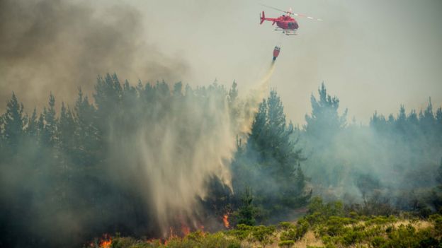 Helicotero apagando incendio en Chile