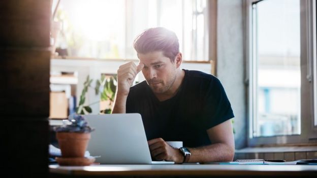 Un hombre usando una laptop