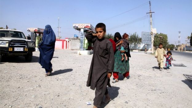 People flee amid ongoing fighting between government forces and Taliban militants, in Kunduz, Afghanistan, 06 October 2015.