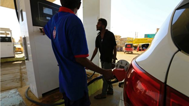 السودان: احتجاجات في الخرطوم عقب إعلان الحكومة عن إجراءات تقشفية وارتفاع أسعار الوقود
