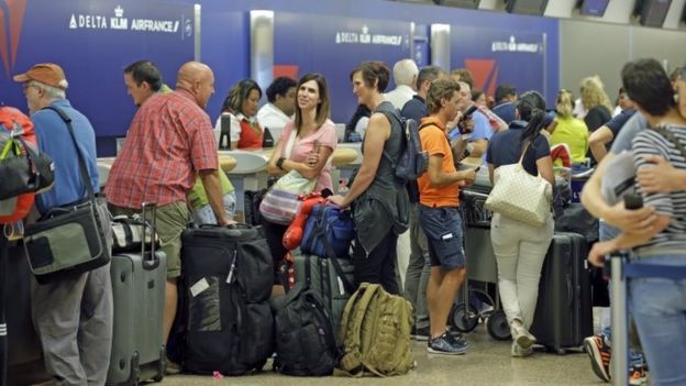Passengers stand in line after Delta Air Lines flights resumed in Salt Lake City (08 August 2016)