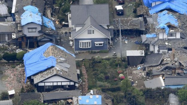 Blue plastic sheets are used to cover damaged roofs in Mashiki, Kumamoto prefecture, southern Japan (16 April 2016)