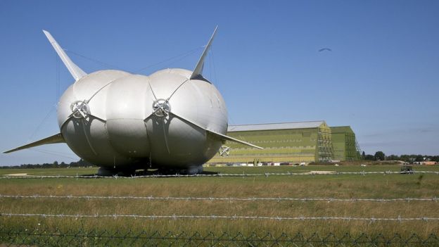 El Airlander 10 al lado de su hangar