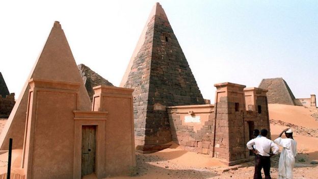 زوار أهرامات مروي