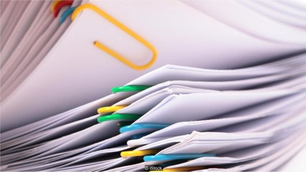 Folhas de papel separadas por clipes
