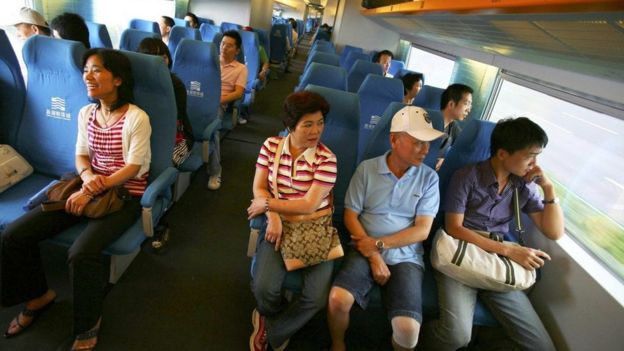 Personas dentro de uno de los vagones del tren