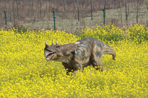 சீனாவில் மலர் தோட்டத்தில் தத்ரூப டைனோசர்கள் (புகைப்படத்தொகுப்பு)