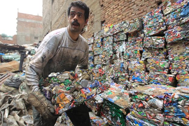 Coletor de lixo em subúrbio egípcio