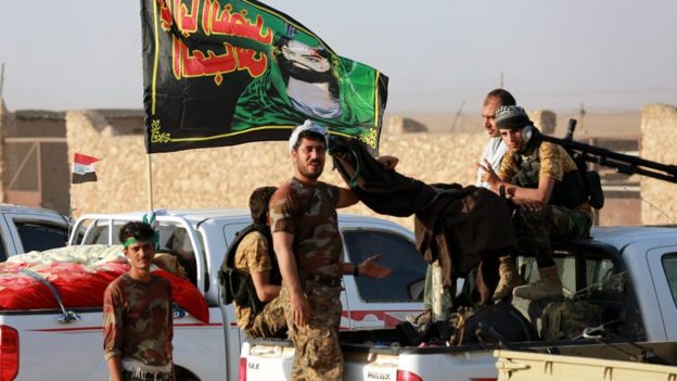 Shia militiamen in the town of Zarka, west of Mosul (31 October 2016)