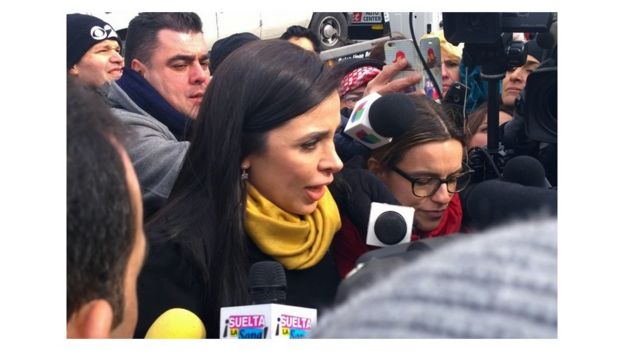 Coronel habló con medios de comunicación al salir de la corte.
