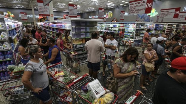 Capixabas lotam supermercado em Vitória; medo de sair às ruas têm provocado alta nos preços e falta de produtos em estoques
