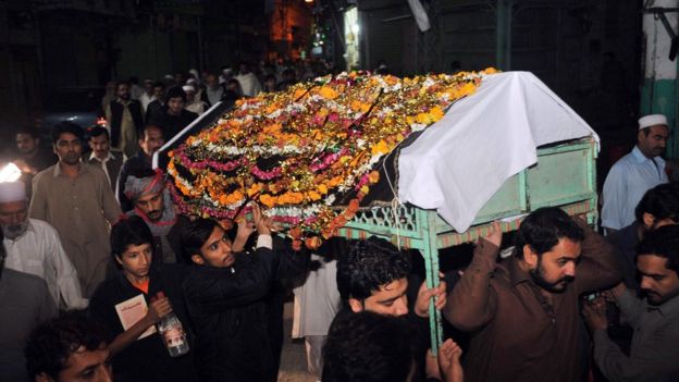 Pakistani relatives and residents carry the coffin of a victim of the earthquake during a funeral ceremony in Peshawar (26 October 2015)