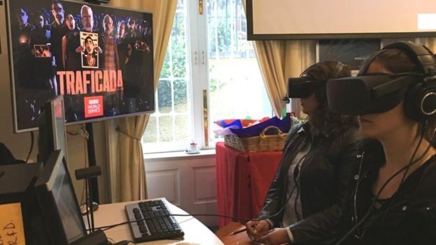 Participantes viendo la producción de la BBC de realidad virtual