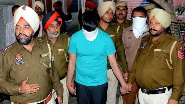 போலிஸாரிடம் அபிநவ் வர்மா