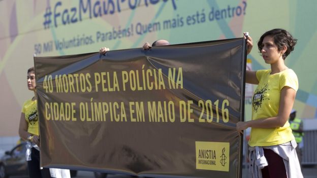 Protesta de activistas contra la actividad de la policía en Río