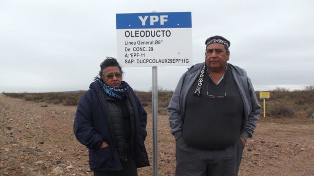 Josifa y Albino Campo ante un cartel de un oleoducto de YPF.