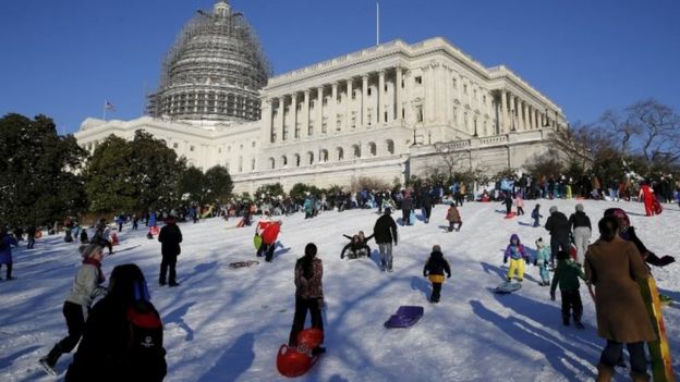 People sled and play in the snow on the hill below the US Capitol in Washington (24 January 2016)