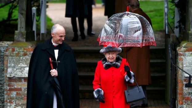 Malkia Elizabeth akionekana akitoka kanisani 2015.Elizabeth amekuwa akihudhuria ibada ya krismasi kila mwaka