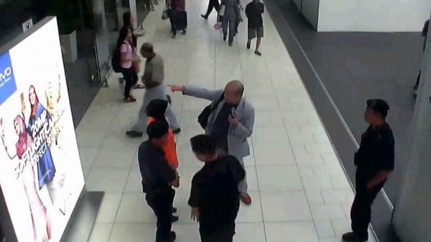 Kim Jong-nam aliomba msaada kwenye uwanja wa ndege muda mfupi baada ya uso wake kumwagiwa kemikali hatari ya VX