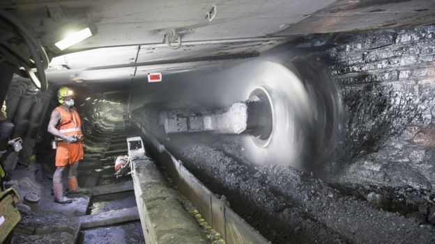 The average coalface is between 300m and 350m in length and produces up to 2,000 tonnes of coal per cut 