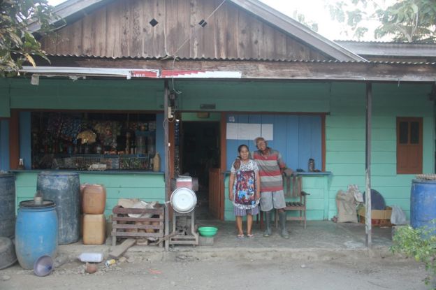 Picture of Diro Utomo and his wife on Buru island