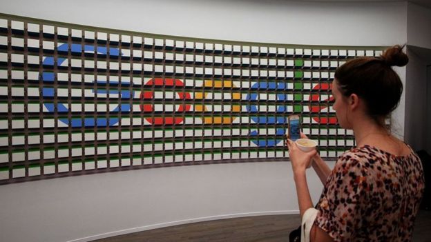 Mujer frente al logo de Google