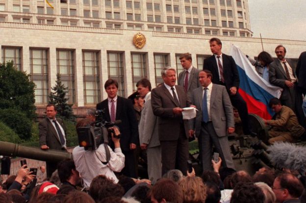 El líder ruso Boris Yeltsin lidera una protesta en contra de un intento de golpe por parte de militantes soviéticos de línea dura en agosto de 1991.