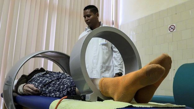Mujer en escáner con médico.