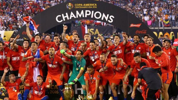 Chile con los trofeos del campeón