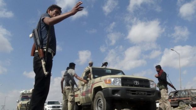 A pro-government Popular Committees checkpoint in Yemen's southern port city of Aden on 3 December 2015