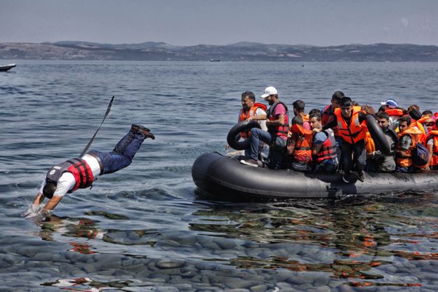 Man dives off dinghy near coast of Lesbos