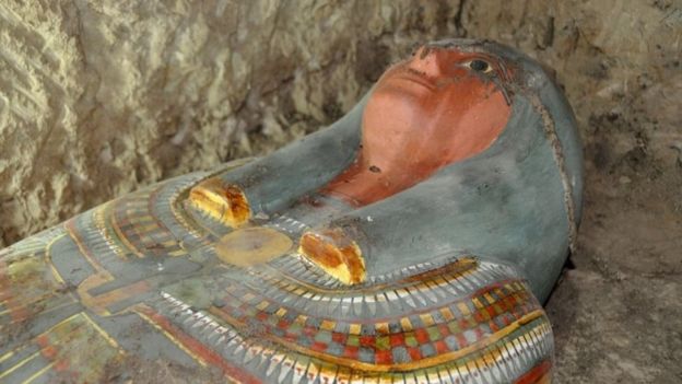 A sarcophagus containing a millennia-old mummy which was found by Spanish archaeologists near the southern Egyptian town of Luxor (13 November 2016)Image copyright (AFP Image)