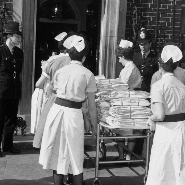 31 de mayo de 1967: Un grupo de seis enfermeras entregan una petición en contra del aborto en 10 Downing Street.