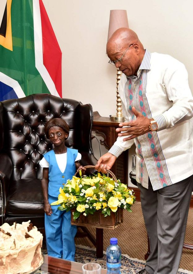 Le président Zacob Zuma a présenté un bouquet de fleurs en guise de cadeau d'anniversaire à Ontlametse Phalatse
