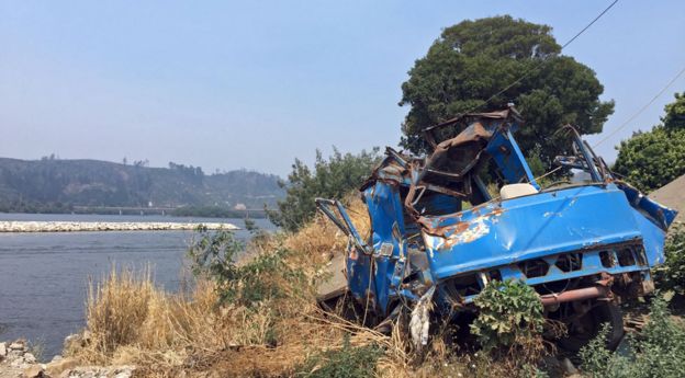 Camión destruido y abandonado tras el terremoto.
